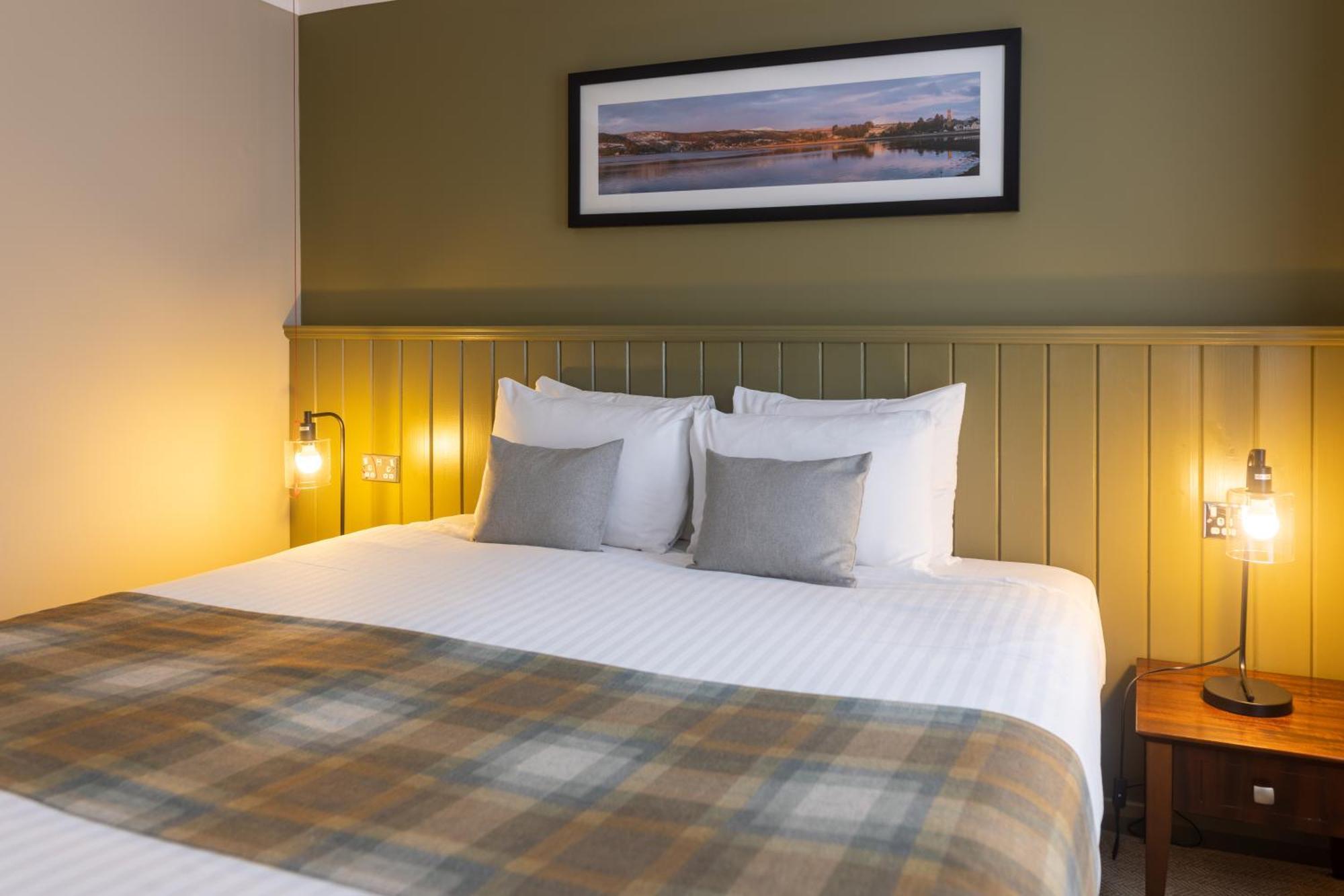 Rosslea Hall Hotel Rhu Exterior photo