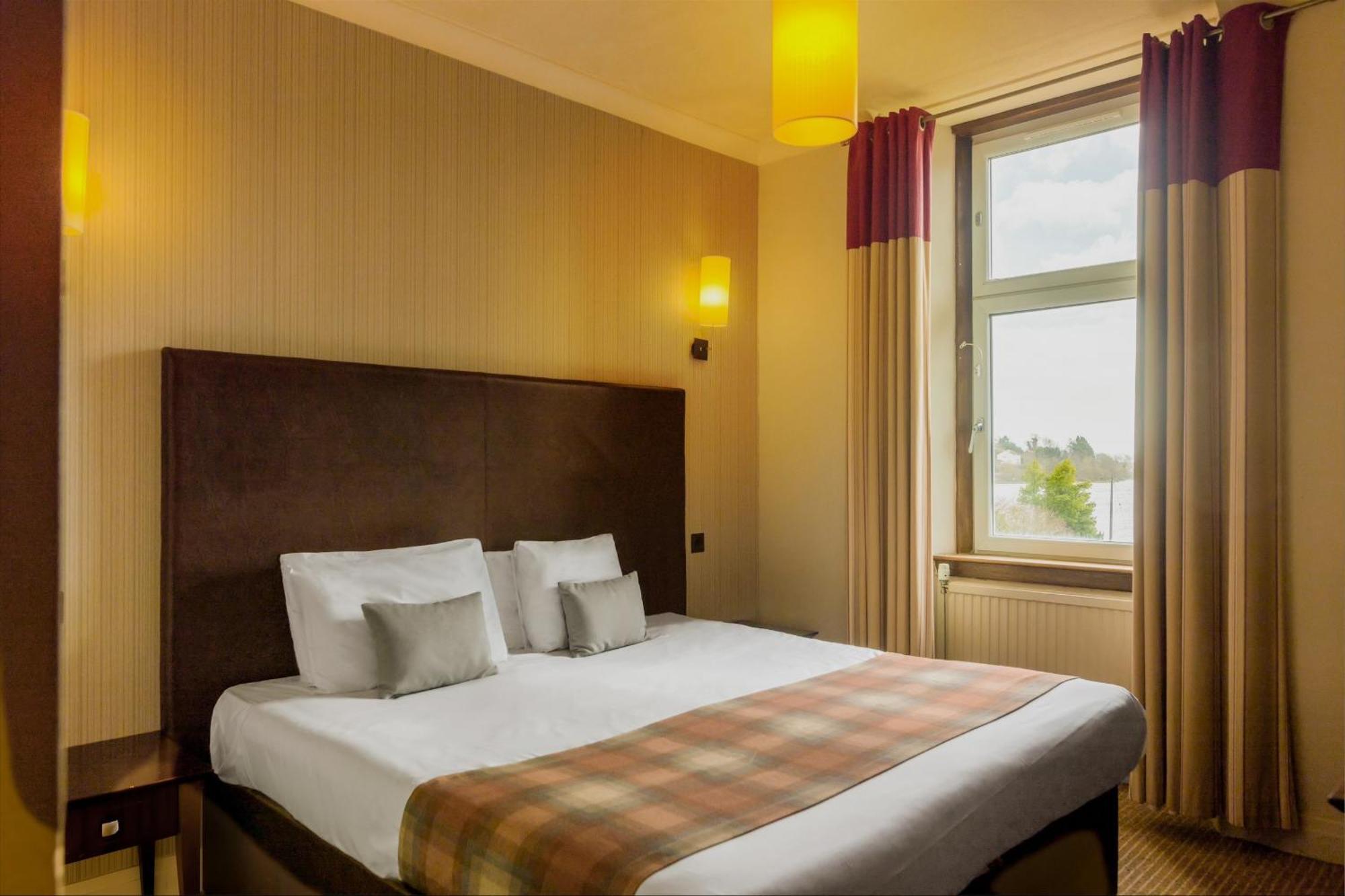 Rosslea Hall Hotel Rhu Exterior photo