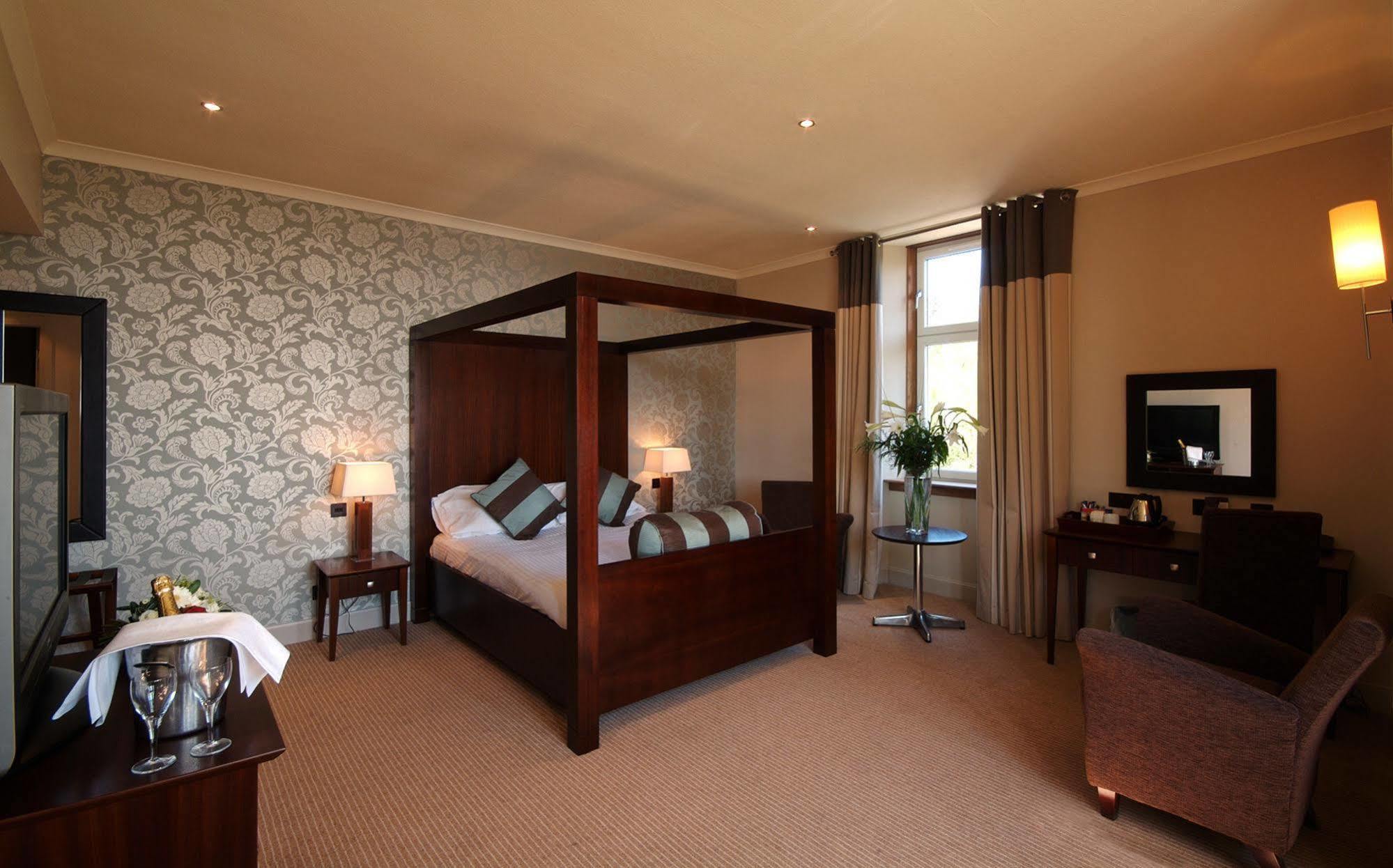 Rosslea Hall Hotel Rhu Exterior photo